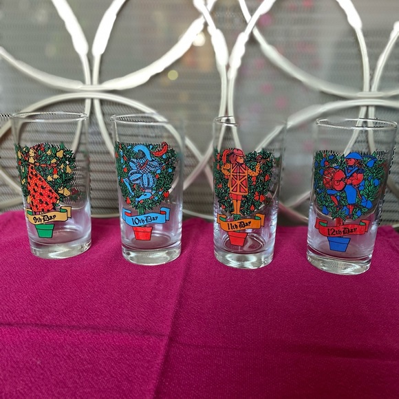 Vintage 12 days of Christmas Glasses. Complete. - Picture 3 of 3